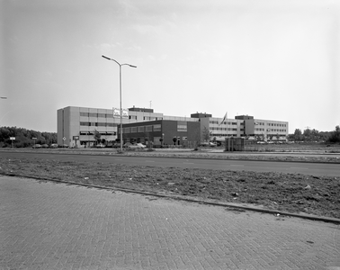 813713 Gezicht op het nieuwe kantoorgebouw Atoomweg 100 (VVAA: Nederlandse Vereniging Van Artsen-Automobilisten) op het ...